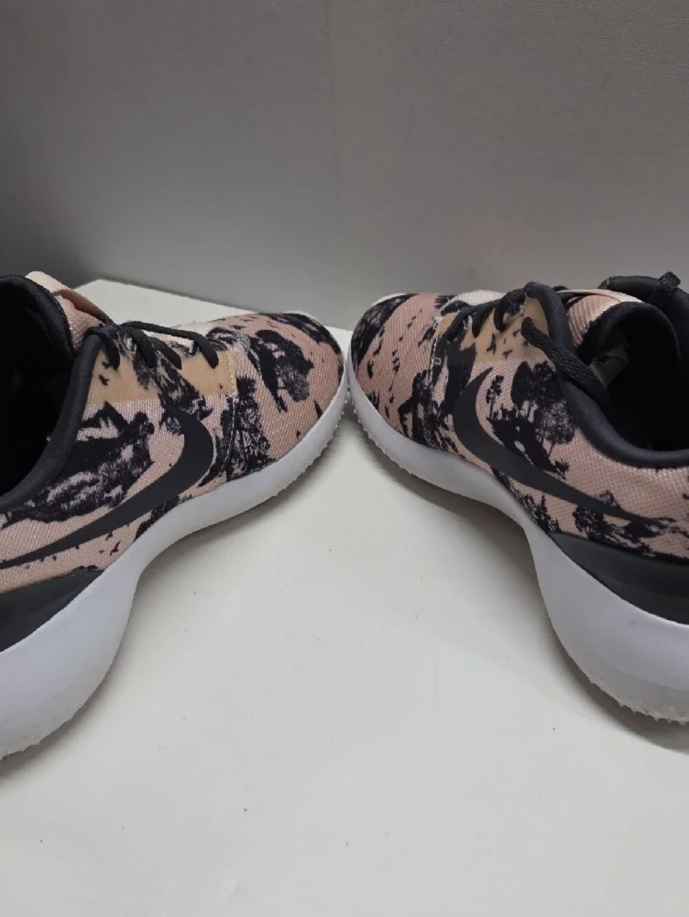 Nike Women's Golf Sneakers  Roshe G birds Print Size 8.5